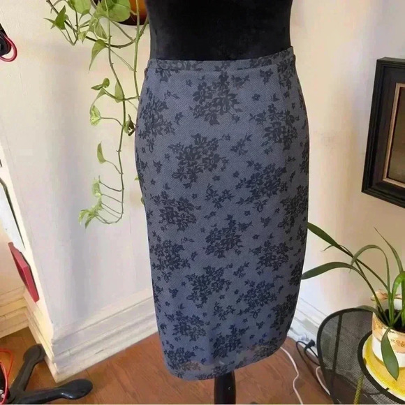 Vtg Express World Brand Grey Lace Midi Skirt - Size Medium - Picture 2 of 6